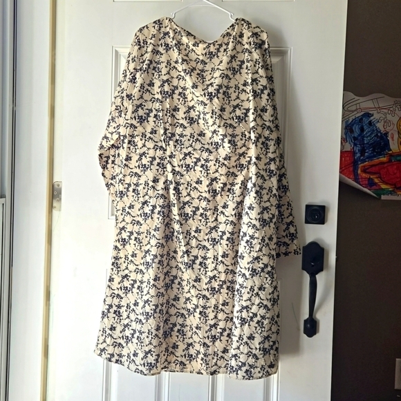 PrettyLittleThing Stone Ditzy Floral Print Cupped Split Detail Midi Dress - Picture 5 of 11